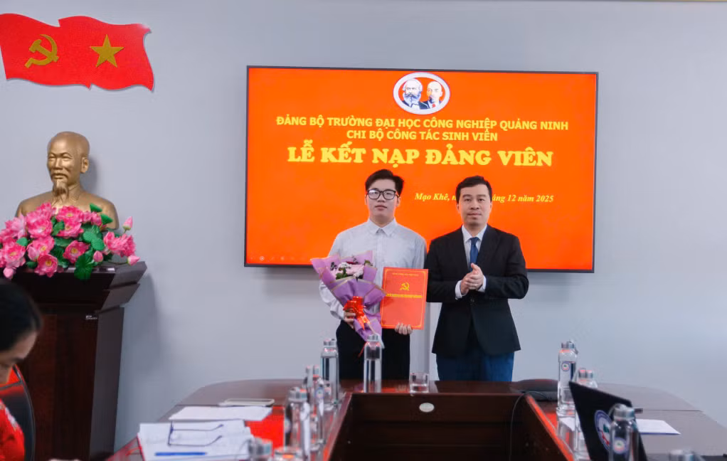 Đỗ Đức Ngọc nhận quyết định kết nạp Đảng. Ảnh: NVCC