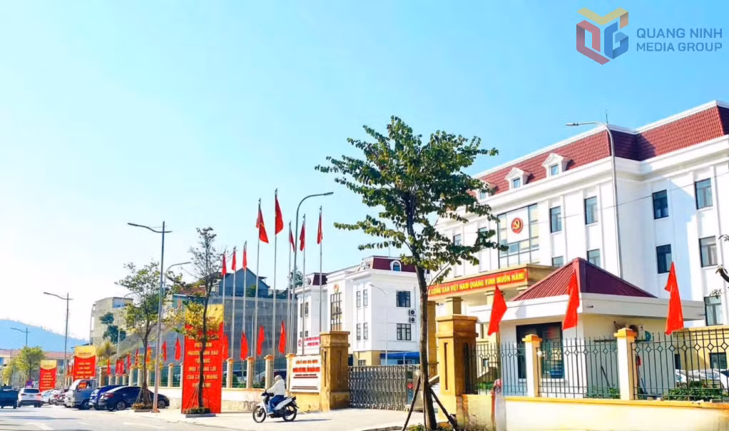 Phường Việt Hưng rực rỡ cờ đỏ, khẩu hiệu chào mừng Đại hội XIV của Đảng.