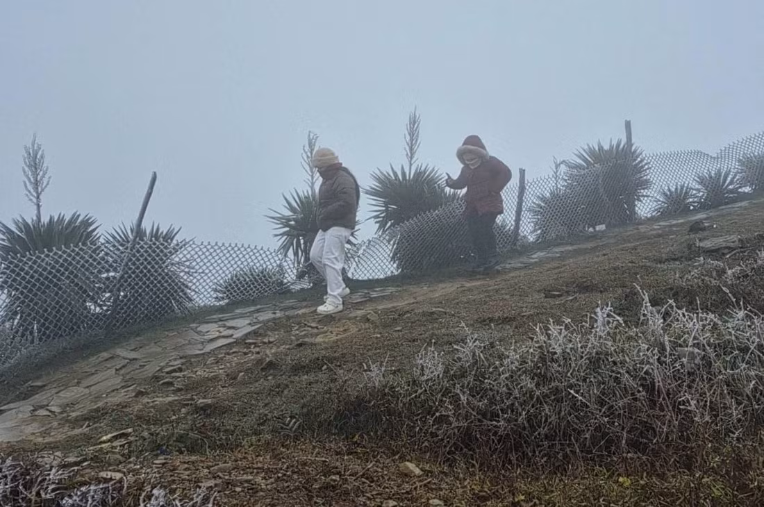Du khách từ nơi khác đến cũng cần tuân thủ hướng dẫn an toàn của cơ quan chức năng, tránh sự cố đáng tiếc - Ảnh: Trạm Khí tượng Mẫu Sơn