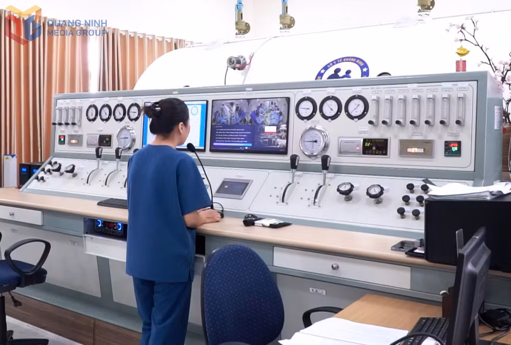 Khu vực điều khiển hệ thống ô xy cao áp đa chỗ của Bệnh viện Lão khoa và Phục hồi chức năng tỉnh.