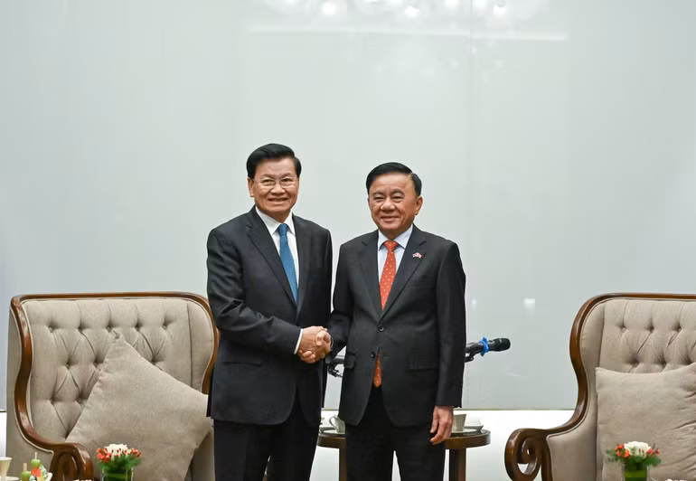 Thường trực Ban Bí thư Trần Cẩm Tú chào thân mật Tổng Bí thư, Chủ tịch nước Lào Thongloun Sisoulith . (Ảnh: DUY LINH)
