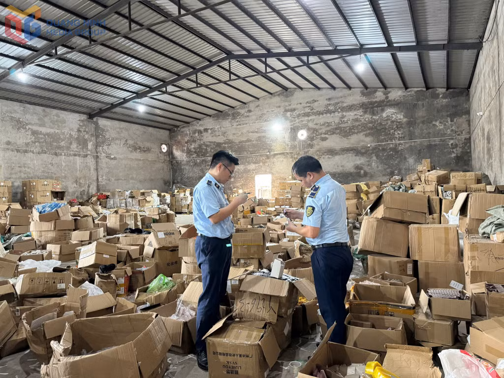 Đội QLTT số 1 khám kho hàng hơn 47.000 sản phẩm nhập lậu tại phường Móng Cái 2, điều hành qua phần mềm Trung Quốc, kết nối hàng trăm tài khoản TikTok (ảnh cơ sở cung cấp).
