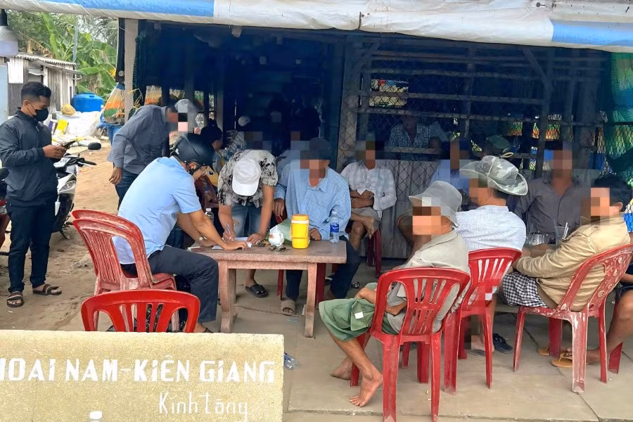 Công an xã Lai Hòa (TP Cần Thơ) phát hiện, bắt quả tang 21 người tham gia đá gà ăn tiền qua mạng. Ảnh: Công an TP Cần Thơ