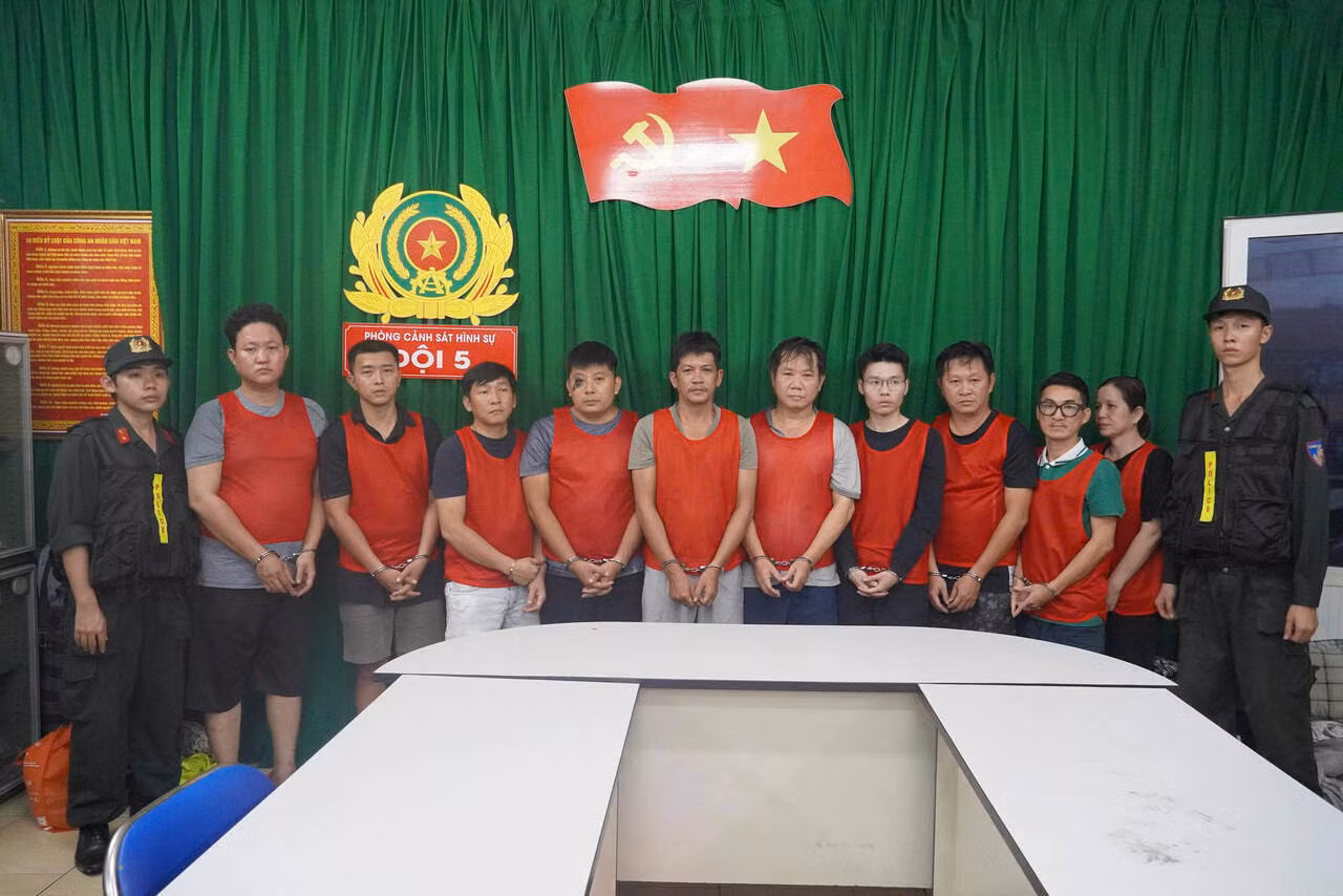Các đối tượng tham gia vào đường dây cá độ bóng đá bị công an triệt phá. Ảnh: Công an cung cấp