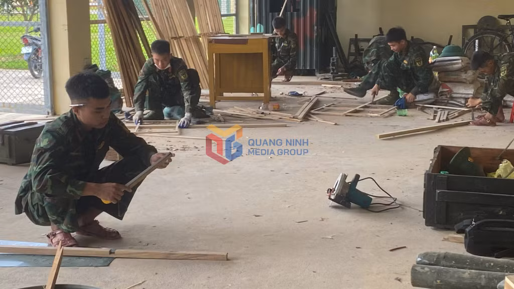 Cán bộ, chiến sĩ Trung đoàn 244 thực hiện các mô hình học cụ phục vụ huấn luyện năm nay.
