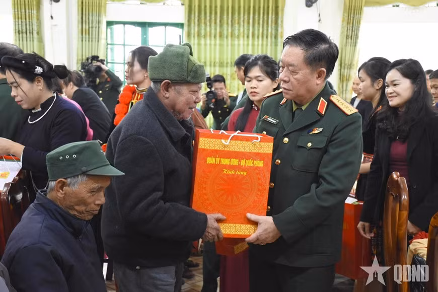 Đại tướng Nguyễn Trọng Nghĩa trao quà tặng các gia đình chính sách, người có công trên địa bàn tỉnh Cao Bằng. Ảnh: ANH MINH