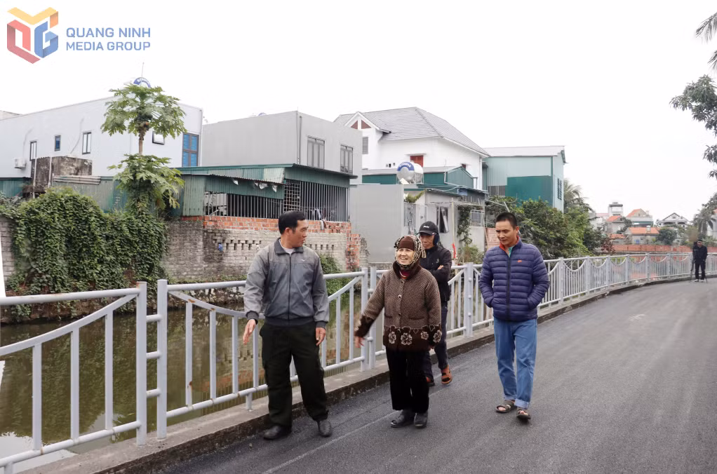 Nhân dân phấn khởi đi trên tuyến đường khu Liên Hòa 7 vừa mới được cải tạo, nâng cấp và đưa vào sử dụng.&nbsp;
