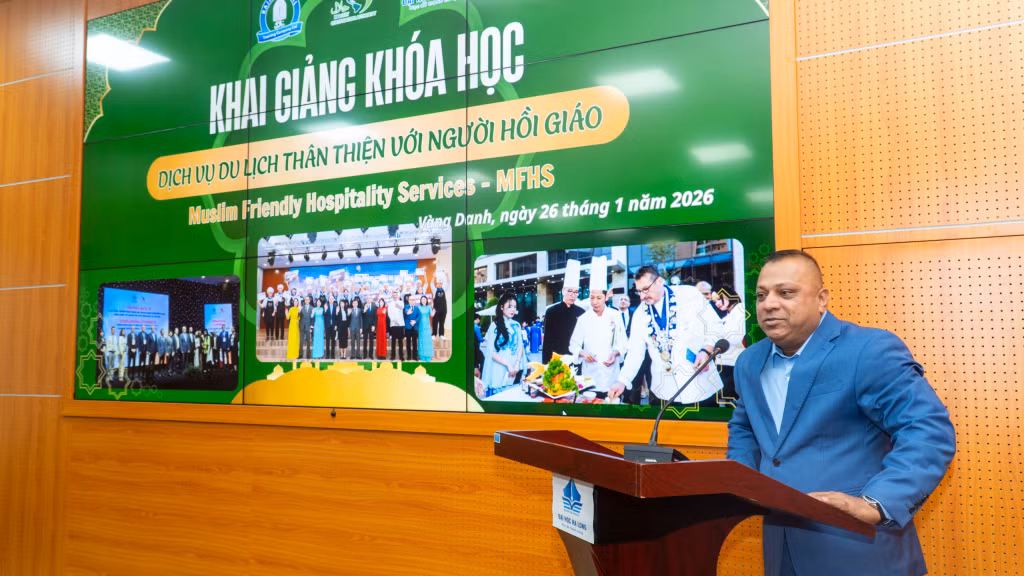 Ông Ramlan Bin Osman - Chuyên gia Halal quốc tế chia sẻ tại khóa học.