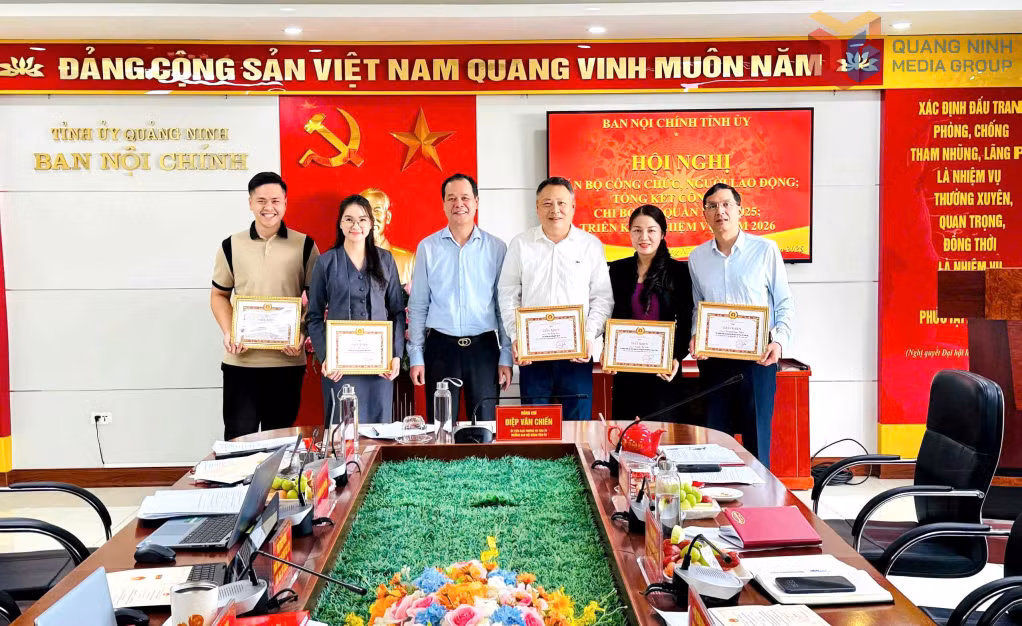 Đồng chí Điệp Văn Chiến, Ủy viên Ban Thường vụ Tỉnh ủy, Trưởng Ban Nội chính Tỉnh ủy, trao giấy khen của Ban Nội chính Tỉnh ủy cho cá nhân có thành tích xuất sắc trong thực hiện nhiệm vụ năm 2025. Ảnh: Mạnh Trường