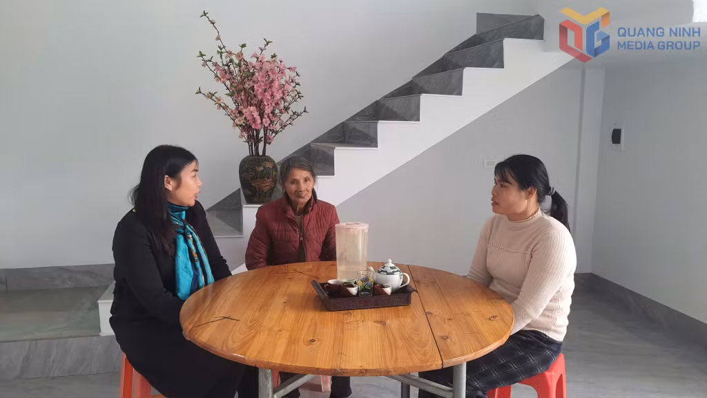 Cán bộ Hội LHPN xã Lục Hồn tới thăm ngôi nhà mới của bà Lương Thị Viên (ngồi giữa), thôn Chè Phạ, xã Lục Hồn.
