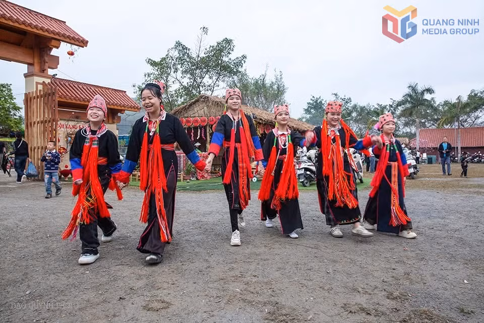 Những thiếu nữ Bằng Cả rộn ràng trong sắc xuân.