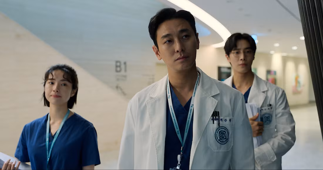 The trauma code: Heroes on call khuynh đảo màn ảnh nhỏ thời điểm ra mắt, khán giả đang hi vọng có mùa 2 để gặp lại bác sĩ "mỏ hỗn" Baek Kang Hyuk