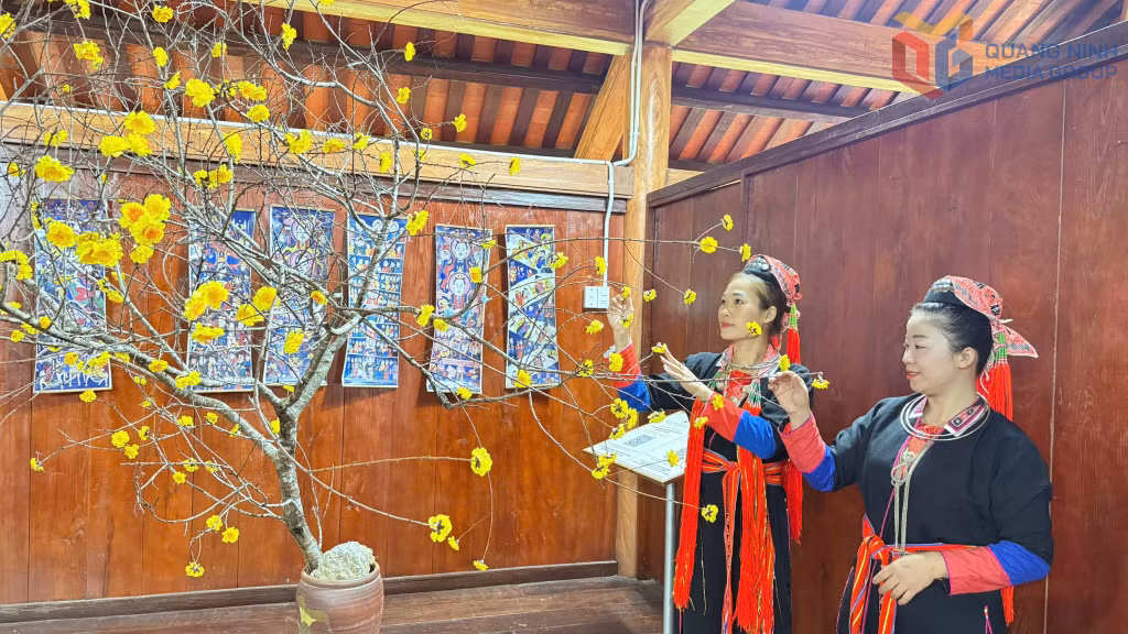 Chị Huyền và chị em phụ nữ Dao Thanh Y Bằng Cả trang trí khu Bảo tồn cho hội làng thêm lung linh sắc màu.