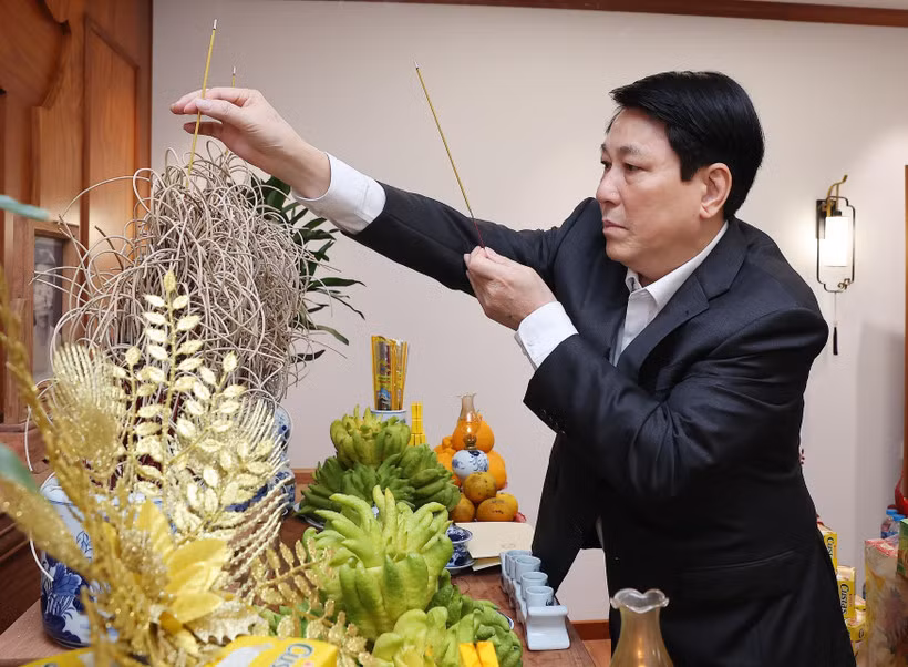 Chủ tịch nước Lương Cường dâng hương tưởng nhớ Tổng Bí thư, Chủ tịch nước Nguyễn Phú Trọng. (Ảnh: Lâm Khánh/ TTXVN)