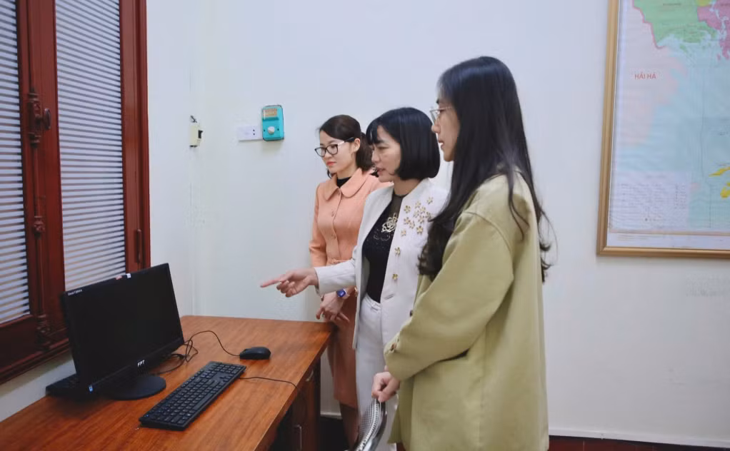 Cán bộ Phòng Quản lý giá và Công sản, Sở Tài chính tỉnh trực tiếp kiểm tra, hướng dẫn cán bộ Phòng Kinh tế, Hạ tầng và Đô thị phường Móng Cái 1 trong việc rà soát, kiểm kê các tài sản công phục vụ tổng kiểm kê.