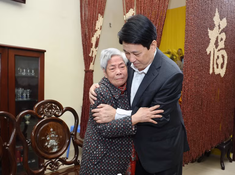 Chủ tịch nước Lương Cường thăm hỏi, động viên Phu nhân Chủ tịch nước Trần Đức Lương. (Ảnh: Lâm Khánh/TTXVN)