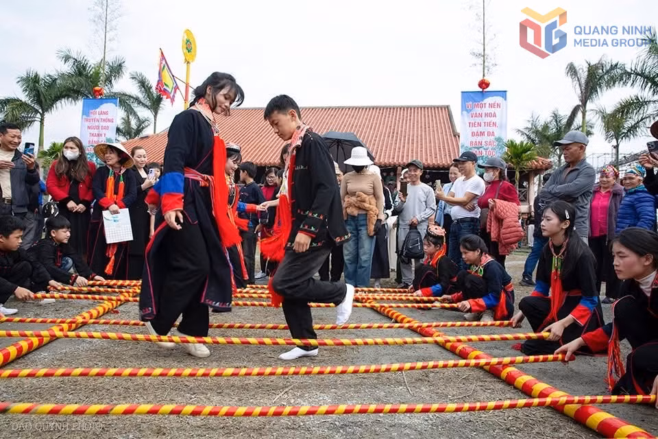 Nhảy sạp thu hút nhiều thanh niên trong làng tham gia.