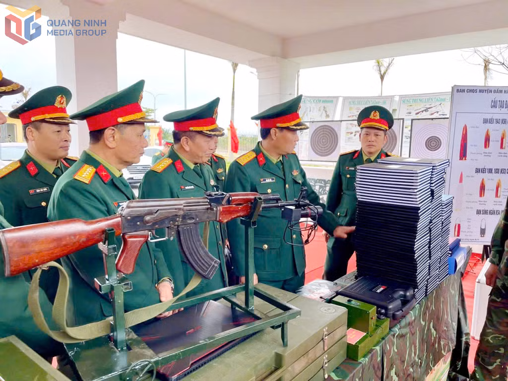 Lãnh đạo Bộ CHQS tỉnh Quảng Ninh kiểm tra vật chất huấn luyện tại Ban Chỉ huy Phòng thủ khu vực 1 - Quảng Hà. (Ảnh: Văn Đảm)