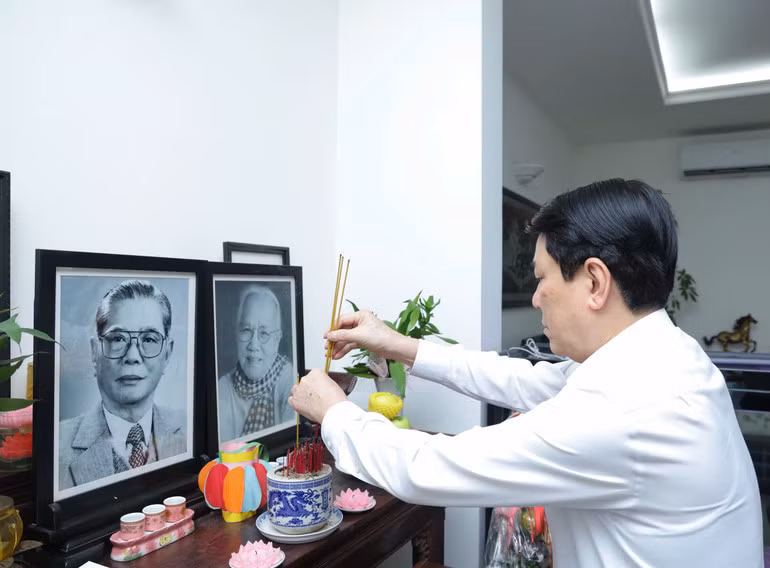 Chủ tịch nước Lương Cường dâng hương tưởng nhớ Tổng Bí thư Nguyễn Văn Linh.
