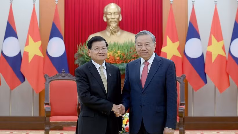 Tổng Bí thư Tô Lâm gặp Tổng Bí thư, Chủ tịch nước Lào Thongloun Sisoulith nhân dịp tham dự Lễ mở ký Công ước của Liên hợp quốc về chống tội phạm mạng, tại Thủ đô Hà Nội. (Ảnh: ĐĂNG KHOA).