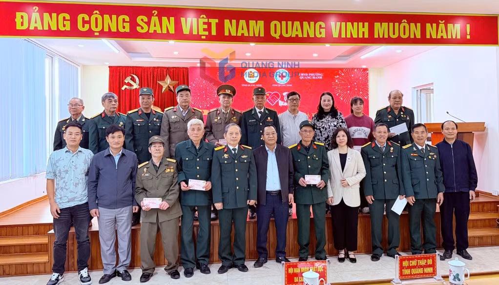 Hội Chữ thập đỏ tỉnh và Hội Nạn nhân chất độc da cam/dioxin tỉnh trao tặng quà cho các nạn nhân chất độc da cam/dioxin phương Quang Hanh nhân dịp Tết cổ truyền Bính Ngọ 2026.