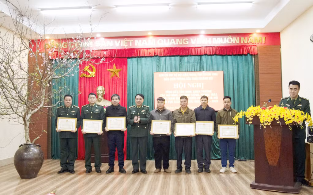 Đại tá Vũ Văn Hưng trao tặng giấy khen cho các cá nhân tiêu biểu mô hình giúp dân ở khu vực biên giới phát triển kinh tế.