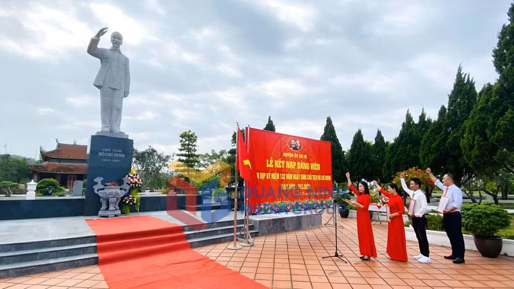 Đảng viên mới tuyên thệ dưới chân tượng đài Bác Hồ (5-2022). Ảnh: Nguyễn Mến (Trung tâm TTVH Cô Tô)