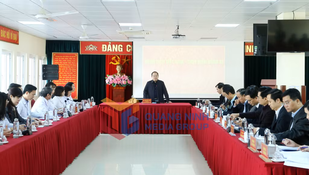 Đồng chí Quản Minh Cường, Bí thư Tỉnh ủy, Trưởng Đoàn ĐBQH tỉnh làm việc với Bệnh viện Việt Nam - Thụy Điển Uông Bí (1-2026). Ảnh: Thu Chung