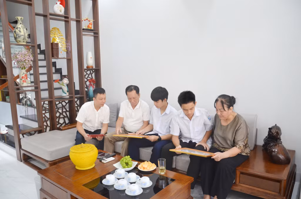 Hai anh em Đỗ Tùng Lâm và Đỗ Tuấn Lâm (thứ 2 và 3 từ phải sang) đoạt vị trí thủ khoa và á khoa lớp chuyên Lý trong Kỳ thi tuyển sinh vào lớp 10 Trường THPT Chuyên Hạ Long năm học 2025-2026.