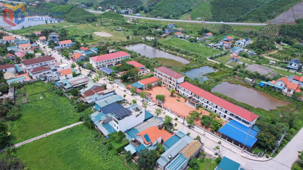 Một góc khu vực dân cư với hạ tầng được xây dựng đồng bộ, khang trang, to đẹp của xã Hải Hoà hiện nay.