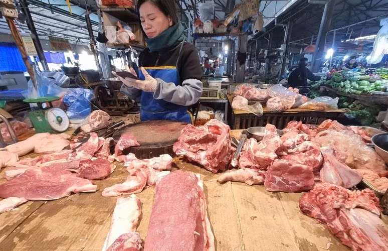 Giá thịt heo liên tục tăng từng ngày.