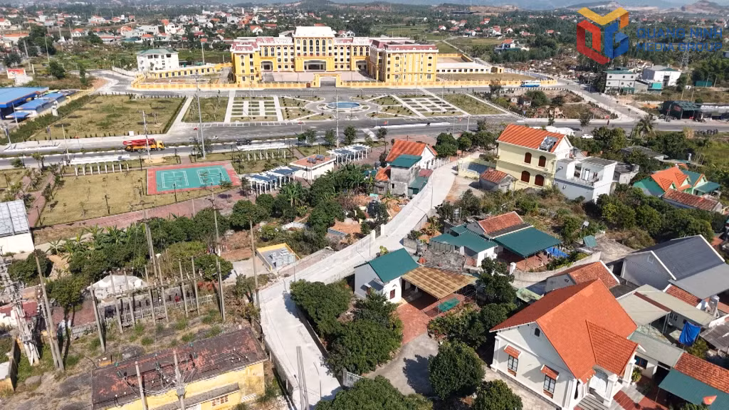 Tuyến đường từ Chợ Rộc đến vườn hoa Kim Lăng là một trong 12 công trình, dự án được phường Quảng Yên khởi công, triển khai năm 2025 đã hoàn thành vượt tiến độ đề ra.