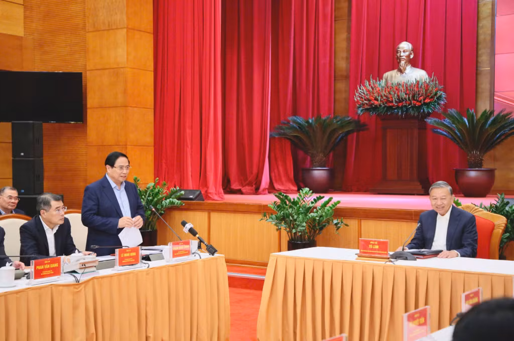 Phát biểu tại buổi làm việc, Thủ tướng Chính phủ Phạm Minh Chính ghi nhận, biểu dương những kết quả Quảng Ninh đạt được trong năm 2025 cũng như trong nhiều năm trở lại đây; đồng thời có một số lưu ý đối với tỉnh về việc tăng tốc trong phát triển kinh tế - xã hội, bứt phá hơn nữa để duy trì vị trí nằm trong nhóm dẫn đầu cả nước.