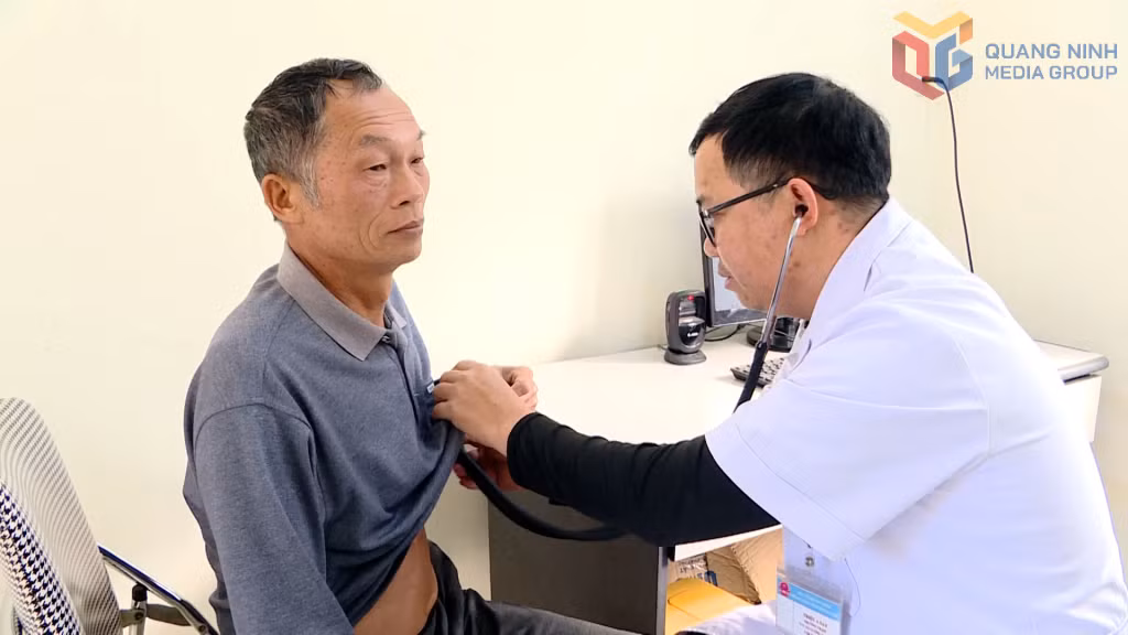 Bác sĩ Trạm Y tế xã Lương Minh thăm khám sức khỏe cho người dân.