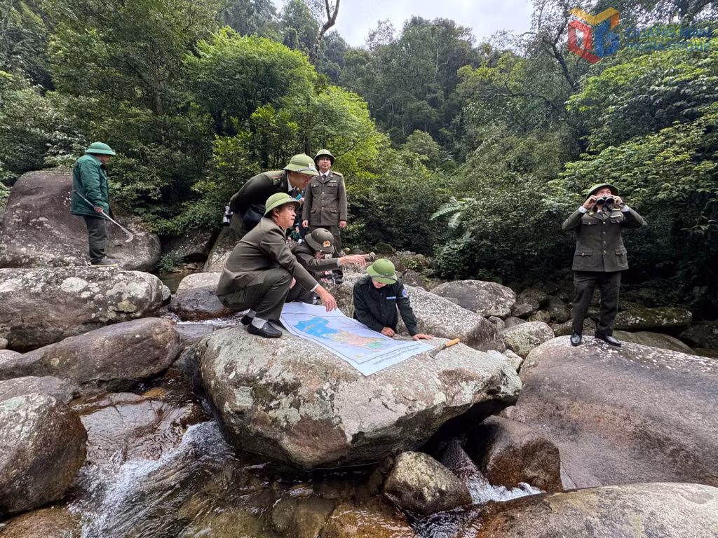 Các lực lượng tuần tra, kiểm soát rừng Quảng Nam Châu.