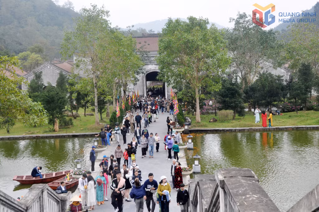 Đông đảo du khách về tham quan, bái Phật tại Yên Tử vào mùa hội xuân.