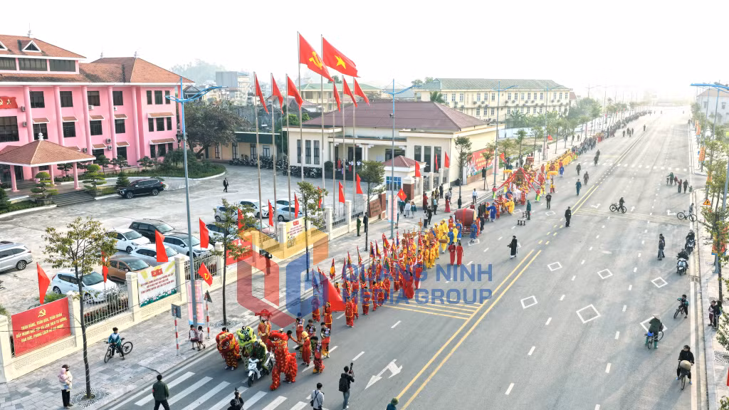 Đoàn rước kiệu đi qua khu vực trụ sở HĐND - UBND Phường Hoành Bồ (1-2026). Ảnh: Xuân Hòa