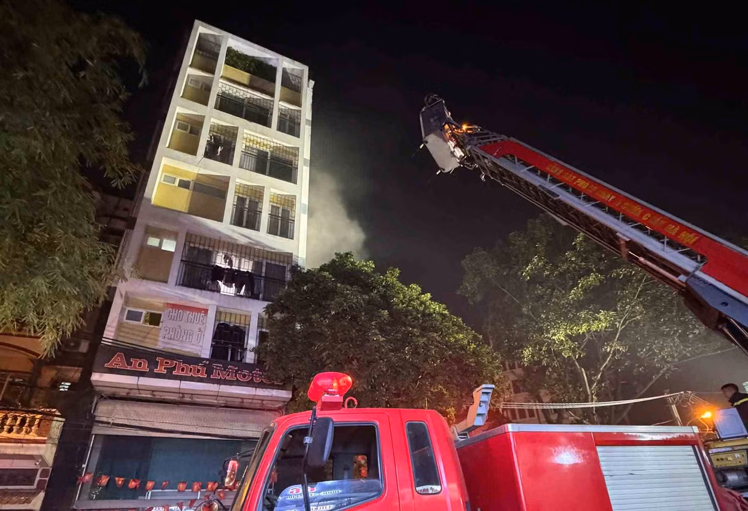 Xe thang được điều động đến hiện trường tiếp cận các tầng cao. Ảnh: Công an cung cấp