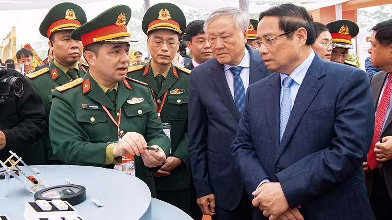 Thủ tướng Chính phủ Phạm Minh Chính và các đồng chí lãnh đạo Đảng, Nhà nước tham quan các khu vực bên lề lễ khởi công nhà máy chế tạo chip bán dẫn Hòa Lạc.