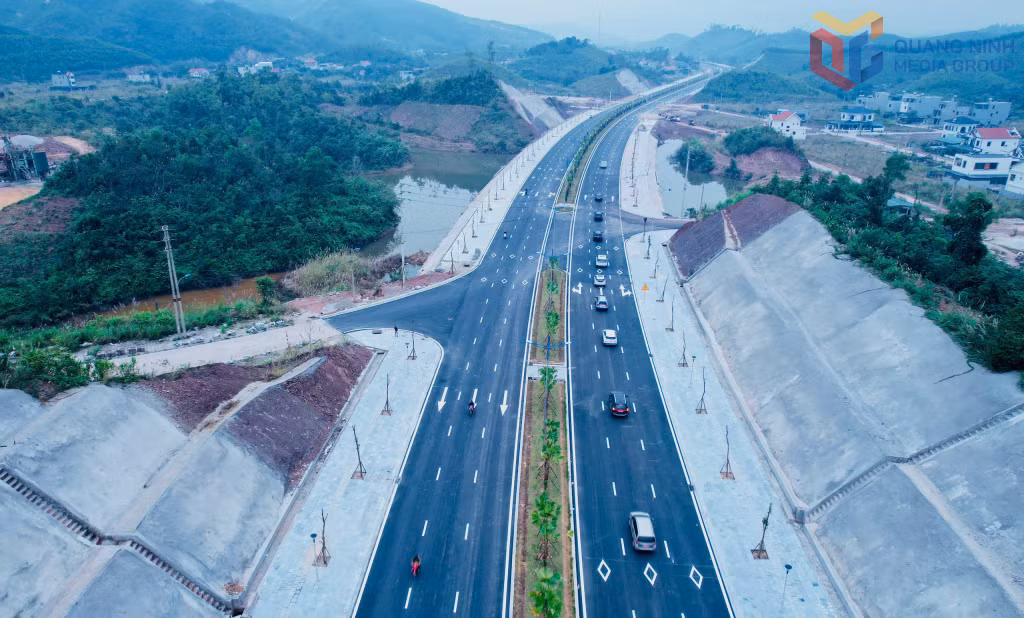 Tuyến đường kết nối cầu Vân Đồn 3 đến khu tái định cư Đoàn Kết (đặc khu Vân Đồn) vừa hoàn thành. Ảnh: Mạnh Trường