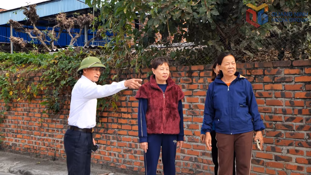 Ông Nguyễn Thanh Bình (Bí thư Chi bộ, Trưởng khu Vĩnh Phú) tuyên truyền, vận động người dân tham gia chỉnh trang hạ tầng khu dân cư.