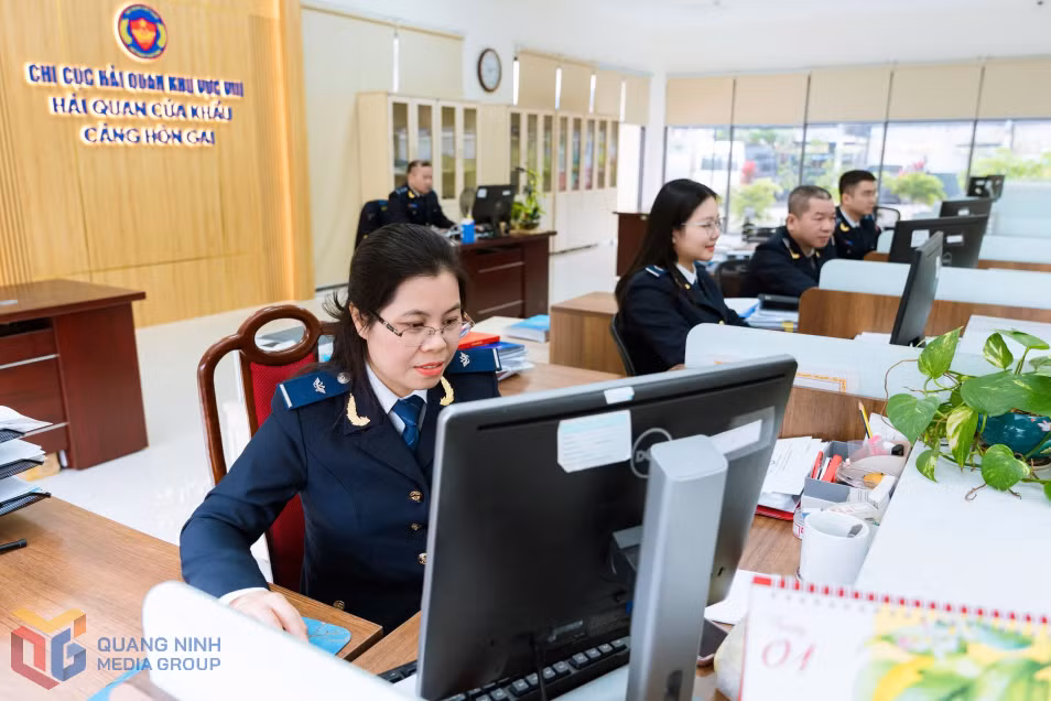Bộ phận thủ tục Hải quan cửa khẩu cảng Hòn Gai trong giờ trực giải quyết công việc.