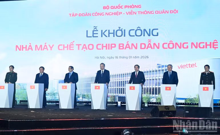 Tổng Bí thư Tô Lâm, Thủ tướng Phạm Minh Chính và các đồng chí lãnh đạo thực hiện nghi thức khởi công Nhà máy Chế tạo chip bán dẫn công nghệ cao. (Ảnh: TRẦN HẢI)