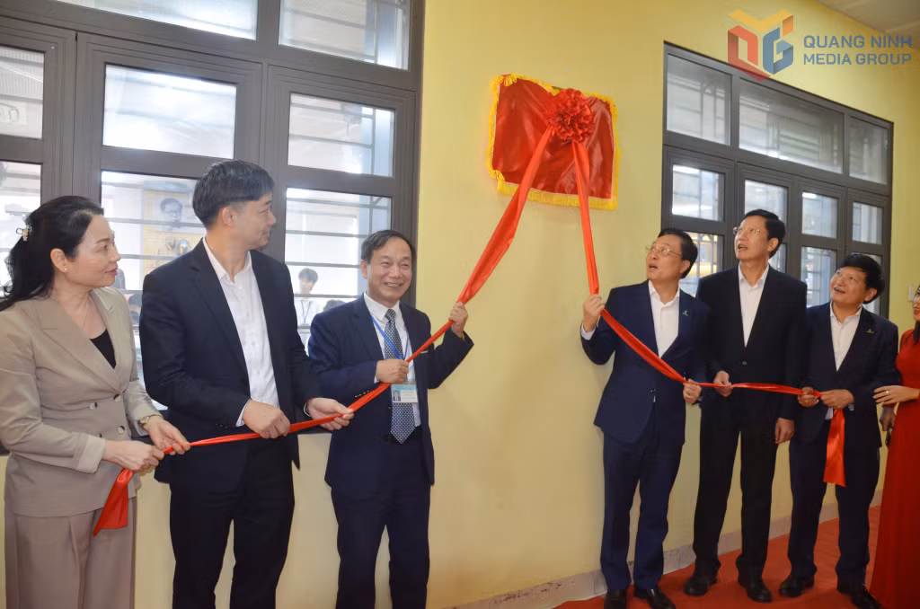 Đồng chí Nguyễn Văn Công, Phó Chủ tịch UBND tỉnh (thứ hai bên trái sang) cùng các đại biểu thực hiện nghi thức khánh thành phòng thực hành giáo dục STEM tại Trường THPT Cẩm Phả.