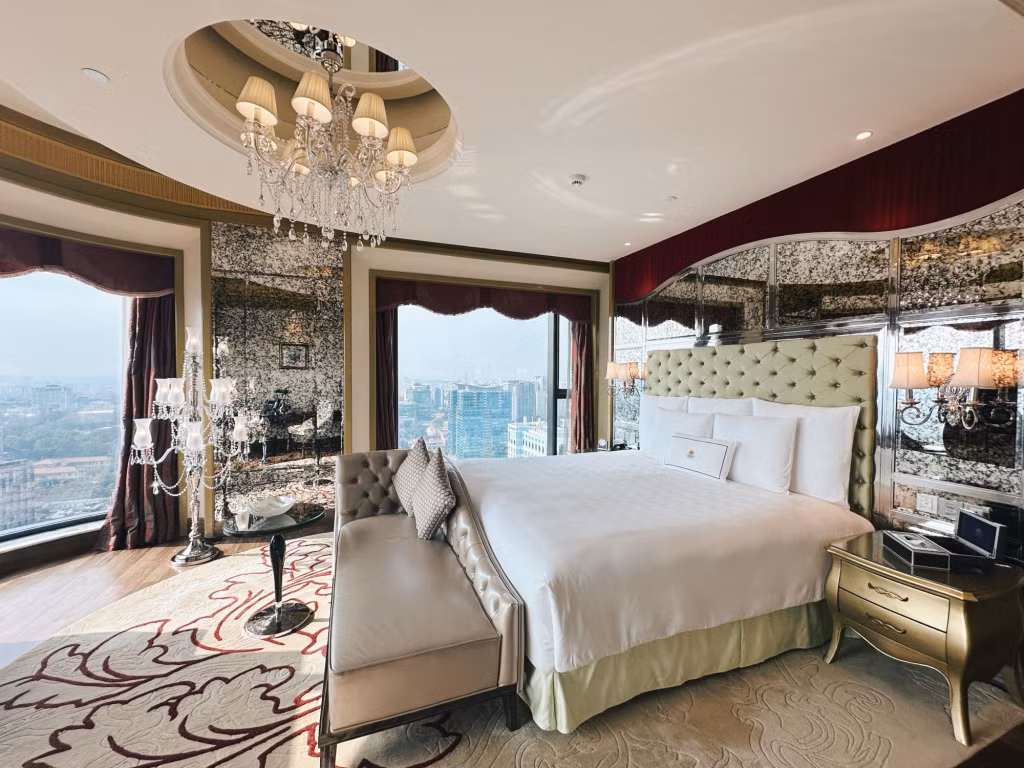 Ngắm sông Sài Gòn ngay bên cửa sổ.