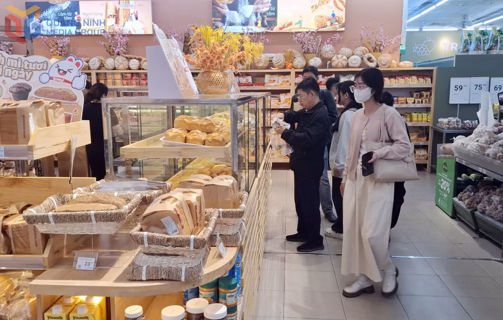 Người tiêu dùng mua sắm tại Siêu thị WinMart - Trung tâm Thương mại Vincom Plaza (phường Hồng Gai).