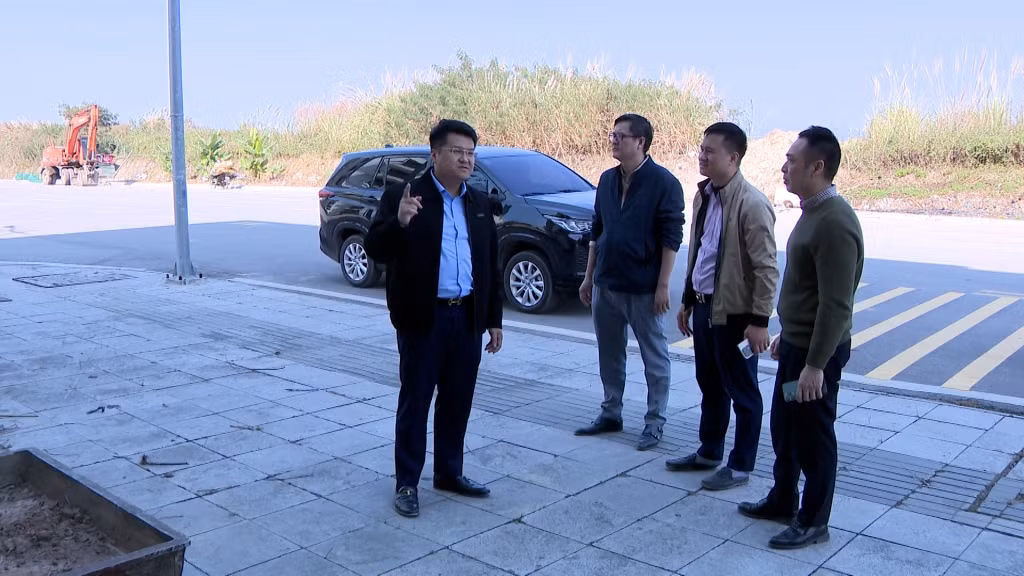 Đồng chí Lê Tuấn Vũ, Chủ tịch UBND phường Cao Xanh kiểm tra tại dự án Cao Xanh - Hà Khánh B.