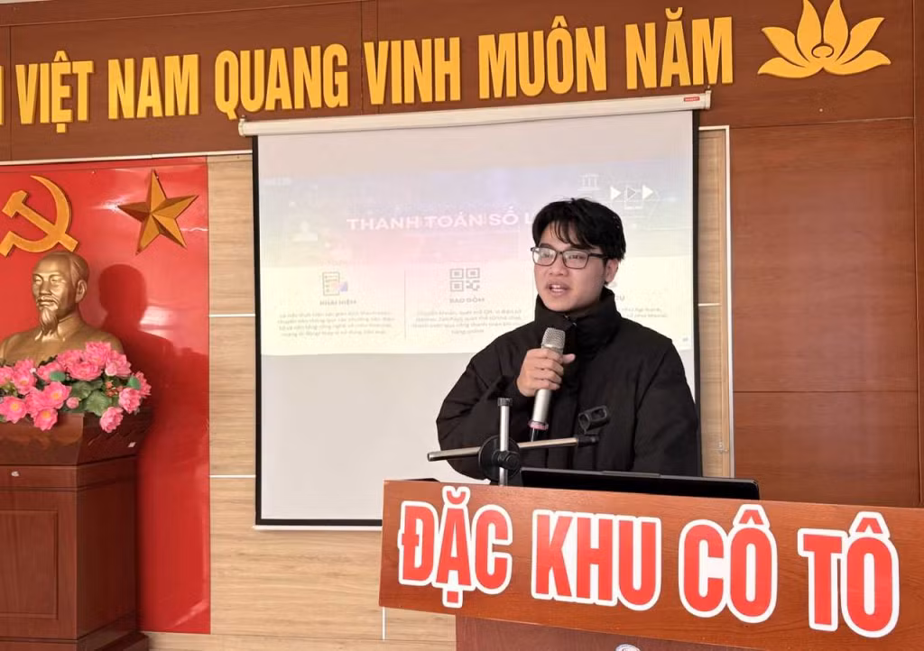 Sinh viên FPT trình bày tại Hội nghị tuyên truyền “Bình dân học vụ số" của đặc khu Cô Tô. (Ảnh cơ sở cung cấp)