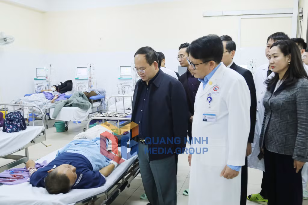 Đồng chí Bí thư Tỉnh ủy hỏi thăm bệnh nhân đang điều trị tại Bệnh viện Đa khoa tỉnh (1-2026). Ảnh: Thu Chung