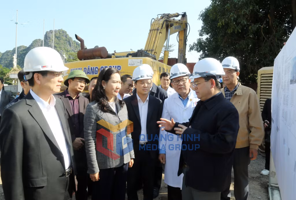 Đồng chí Bí thư Tỉnh ủy kiểm tra tại khu vực xây mới Nhà khám bệnh Bệnh viện Đa khoa tỉnh (1-2026). Ảnh: Thu Chung
